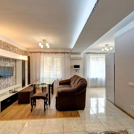 Excellent Apartment Druzhby Narodov Boulevard 3A. Lybedskaya Metro Station 키예프 외부 사진